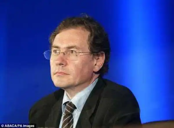 Shameless French lawmaker caught publicly masturbating in front of teenage girls